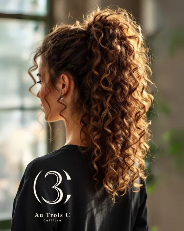 ✨ Nouvelle Identité visuelle pour @au3c_coiffure ✨

Pourquoi « Au 3 C » ?
Pour Cécile, Coiffure et Cocoon mais aussi en référence à son chiffre porte bonheur et sa date d’anniversaire 🍀🥂

Des teintes naturelles avec l’association du marron et du vert qui correspondent à son univers 🎨

Toujours pour se projeter avant de valider le logo, des  mockups que vous pouvez voir dans le carrousel ➡️
 
Vous recherchez une coiffeuse talentueuse ? Vous l’avez trouvé ! 🤩

📲 Restez connectés pour en savoir + sur cette identité ! 
.
.
.
#coiffures #branding #identitevisuelle #logo #coiffeuse #hair