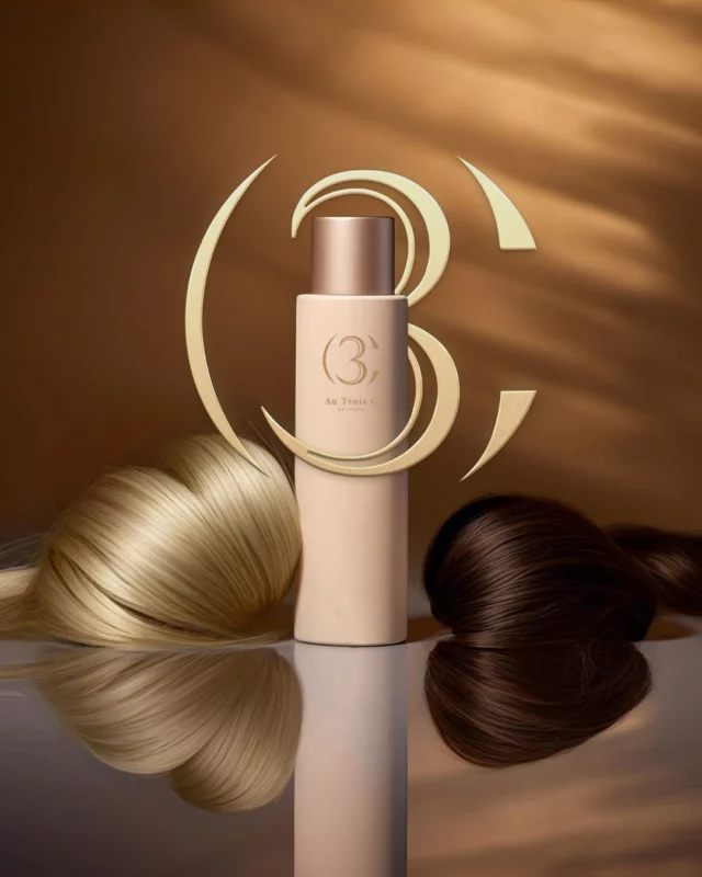 ✨ Identité visuelle pour @au3c_coiffure dans les moindres détails ✨

Quand je crée une identité visuelle, je veux qu’elle vive, qu’elle prenne forme... et surtout qu’elle parle à ma cliente 💬
Alors pour Cécile, j’ai réalisé des prévisualisations 3D afin qu’elle puisse vraiment se projeter : voir son logo en situation, sentir l’ambiance, imaginer ses cartes entre les mains de ses clientes et visualiser son univers 🪞

🎨 Ces rendus permettent d’aller au-delà du simple fichier :
on ressent les textures, les couleurs, les volumes...
On teste, on ajuste, on valide ✨

Résultat : une identité élégante, douce mais affirmée à son image
Et surtout : une cliente qui se reconnaît à 100% dans son univers 🧡

Merci encore Cécile pour ta confiance 🥰
.
.
.
#IdentitéVisuelle #CréationGraphique #LogoDesign #3DMockup #DesignGraphique #GraphisteFreelance #Branding #CarteDeVisite #Coiffure #Albi #Tarn