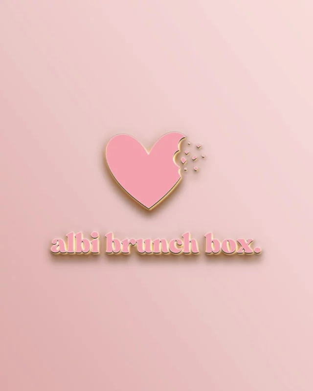 ✨ Le nouvel univers doux et gourmand @albi_brunchbox est enfin dévoilé ! ✨

Une identité visuelle revisitée à l’occasion de l’ouverture du tout nouveau local 💕

Plongez dans cette atmosphère réconfortante, où le rose, les formes arrondies et le symbole du cœur croqué évoquent la douceur d’un moment partagé et toute la générosité d’un bon brunch 🍓

🥞 Un logo sucré-salé : un cœur façon biscuit croqué, des éclats comme des miettes d’un instant délicieux… une vraie invitation à la gourmandise.

🧁Une typographie ronde et chaleureuse, à l’image de nos brunchs : faits maison, généreux et pensés pour faire plaisir.

🥐 Et comme toujours, on adore se projeter avec des 3D… et quoi de mieux que des tabliers pour représenter cette identité ? 😉

💗 Un branding à croquer, tout simplement !

Vous aussi, vous avez déjà faim rien qu’en regardant ? Restez connectés, la suite arrive très bientôt ! 🧁🥂
.
.
.
#IdentiteVisuelle #LogoGourmand #BrunchAlbi #AlbiBrunchBox #BrandingTendance #DesignGraphique #TarnGourmand #CréationVisuelle #PastelVibes #Albi #Tarn