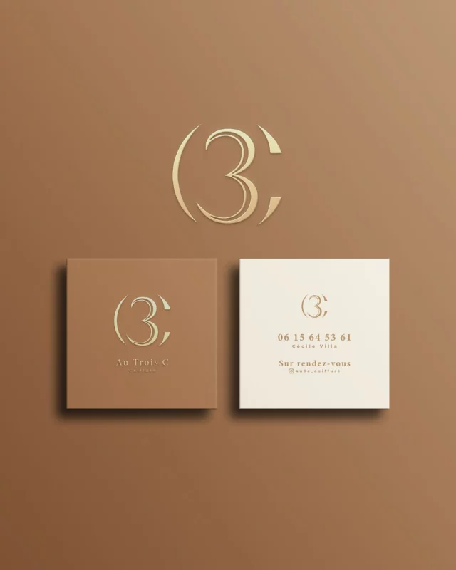 ✨ Nouvelle carte de visite pour @au3c_coiffure ✨

Cécile m’a fait confiance pour imaginer toute son identité visuelle et quel plaisir 🙌
Un projet qui me tient particulièrement à cœur… car c’est ma belle-sœur 💕 qui se lance dans l’aventure entrepreneuriale 🚀

💛 Le logo ? Un “3C” tout en courbes, comme une boucle bien faite 😉
🌟 En version doré, il capte la lumière comme les reflets d’un brushing réussi
🤎 En marron et beige, il reflète l’univers qu’elle a créé : entre mobilier ancien, douceur et élégance.

◽ Le format carré, le fameux, celui que j’aime tant (vous commencez à bien me connaître 😄)
Un recto caramel profond pour poser l’ambiance
Un verso crème pour laisser respirer les infos… et surtout noter votre prochain rendez-vous 🗓️✍️

🎯 Pas de fioritures, juste ce qu’il faut.
Un mélange de finesse et de caractère, à l’image de Cécile.

Merci pour ta confiance 🧡
Et n’hésitez pas à la contacter. Elle a un vrai talent !
Je vous glisse d’ailleurs deux coups de cœur coiffure en photo 💇‍♀️💫

.
.
.
#CarteDeVisite #IdentitéVisuelle #LogoDesign #CréationGraphique #GraphisteFreelance #Coiffure #Albi #Tarn #Occitanie #Branding