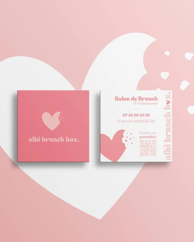 💌 La carte de visite @albi_brunchbox est là !

Passion pour le format carré, le classique, efficace et canon ! 😉

🔸 Recto : le logo iconique, le cœur croqué pour une identité visuelle forte et instantanément reconnaissable.

🔸 Verso : toutes les infos pratiques pour venir bruncher à Albi et un QR code pour découvrir les gourmandises proposées 🍓

Une carte à garder précieusement… et à partager pour soutenir ce lancement d’activité ! 🧁✨
.
.
.
#CarteDeVisite #IdentitéVisuelle #AlbiBrunchBox #Brunch #Albi #DesignGraphique #Papeterie #BrandingCréatif #Tarn #CréationVisuelle